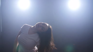 siyah bir arka plan üzerinde modern stil dansçı