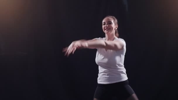 モダン ダンサーの踊りの黒の背景に — ストック動画