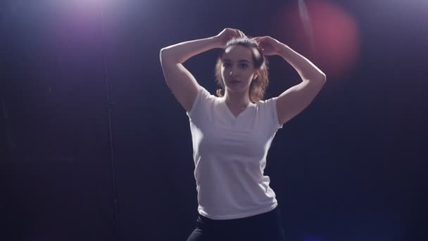 Danseuse de style moderne dansant sur un fond noir — Video
