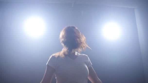Танцовщица в современном стиле на черном фоне — стоковое видео