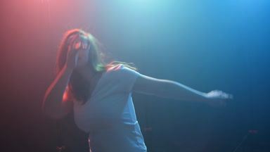 Genç kadın modern dansçı renkli ışık