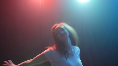 Genç kadın modern dansçı renkli ışık