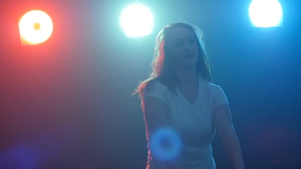 Young woman modern dancer in color light — Stock Video