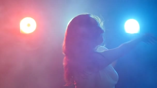 Young woman modern dancer in color light — Stock Video
