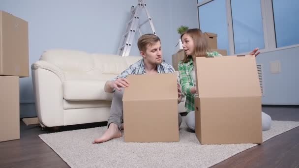 Young married couple move to a new apartment — Stock Video