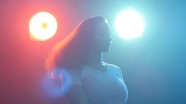 Genç kadın modern dansçı renkli ışık