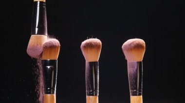 Renkli kozmetik tozu ile makyaj fırçaları