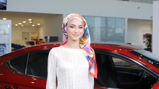 Μια νεαρή μουσουλμάνα με πλήκτρα από ένα νέο αυτοκίνητο — Αρχείο Βίντεο
