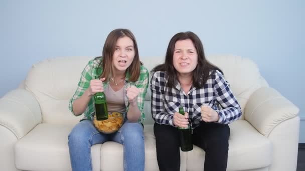 İki genç kadın spor izlerken maç fanlar — Stok video