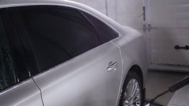 Adam çamaşır araba yüksek basınç su altında
