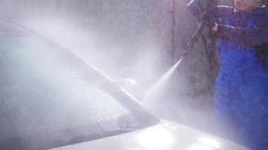 Adam çamaşır araba yüksek basınç su altında