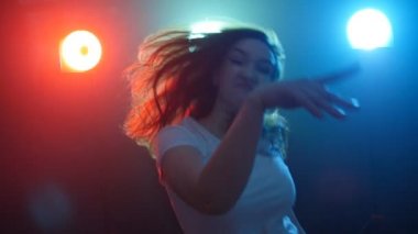 Genç ve güzel kadın modern dansçı