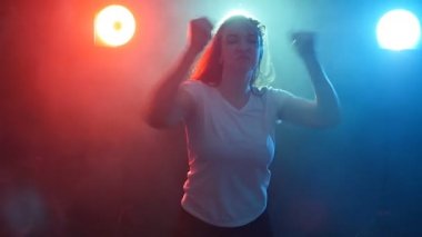 Genç ve güzel kadın modern dansçı