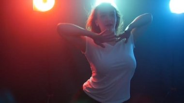 Genç ve güzel kadın modern dansçı