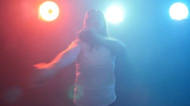 Genç ve güzel kadın modern dansçı