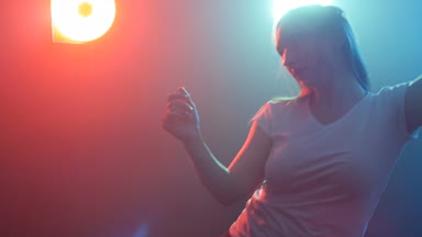 Genç ve güzel kadın modern dansçı