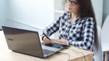 Genç kadın grafik tasarımcı grafik tablet kullanma