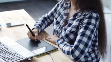 Genç kadın grafik tasarımcı grafik tablet kullanma
