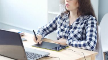 Genç kadın grafik tasarımcı grafik tablet kullanma