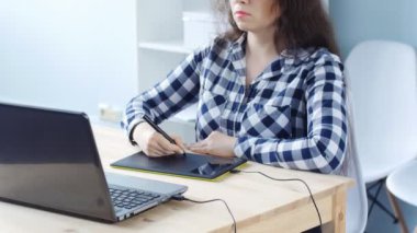 Genç kadın grafik tasarımcı grafik tablet kullanma