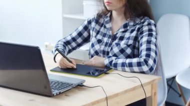 Genç kadın grafik tasarımcı grafik tablet kullanma