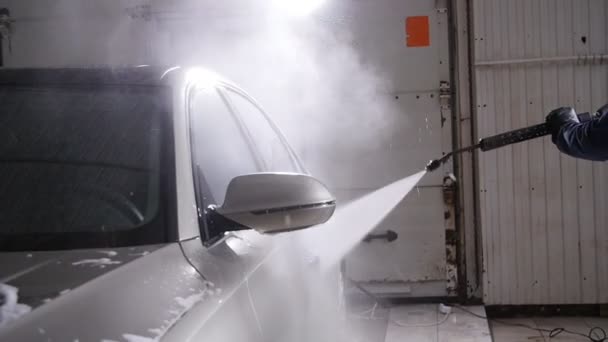 Hombre lavando coche bajo agua de alta presión — Vídeos de Stock