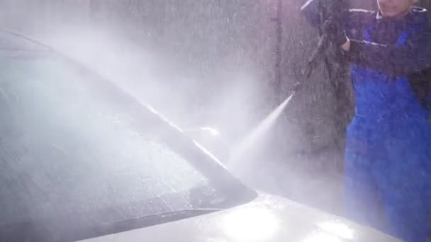 Hombre lavando coche bajo agua de alta presión — Vídeos de Stock