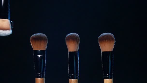 Escovas de cosméticos e pó de maquiagem colorida explosão — Vídeo de Stock