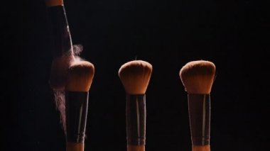 Kozmetik fırçalar ve patlama renkli makyaj toz