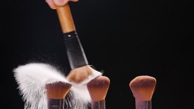 Kozmetik fırçalar ve patlama renkli makyaj toz