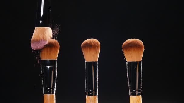 Cosmetics brushes and explosion colorful makeup powder — Stock Video