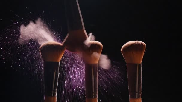Cepillos de cosméticos y polvo de maquillaje colorido explosión — Vídeo de stock