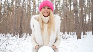 Genç kadın kar kış ormanın içinde güzel bir gülümseme ile atar