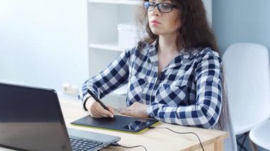 Genç Kadın Grafik Tasarımcısı