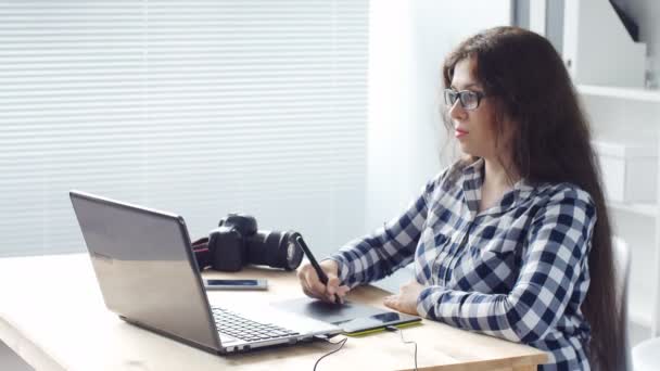 Mujer joven Diseñadora gráfica en el trabajo — Vídeo de stock