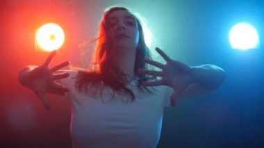 Genç kadın bir disko renk ışık altında dans