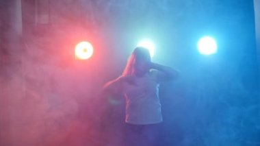 Genç kadın bir disko renk ışık altında dans