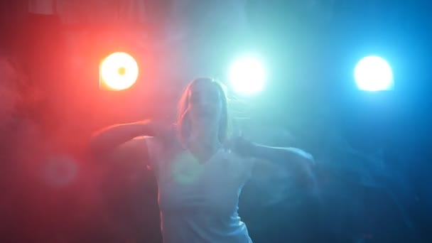 Mujer joven bailando en una luz de color disco — Vídeo de stock