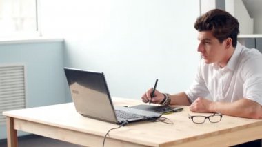 Casual erkek Tasarımcısı grafik tablet parlak bir ofiste kullanma