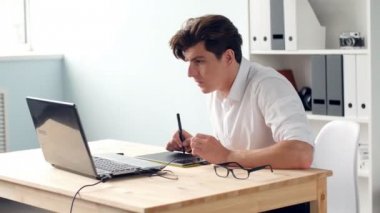 Casual erkek Tasarımcısı grafik tablet parlak bir ofiste kullanma