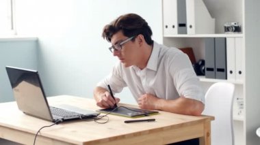 Casual erkek Tasarımcısı grafik tablet parlak bir ofiste kullanma