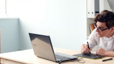 Casual erkek Tasarımcısı grafik tablet parlak bir ofiste kullanma