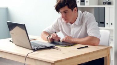 Casual erkek Tasarımcısı grafik tablet parlak bir ofiste kullanma