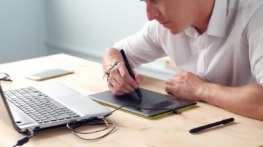 Casual erkek Tasarımcısı grafik tablet parlak bir ofiste kullanma