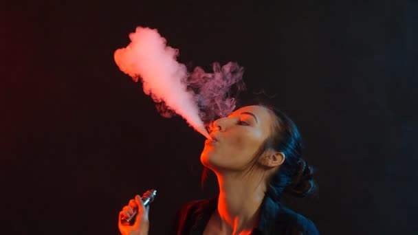 Junge Frau Raucht Eine Elektronische Zigarette — Stockvideo