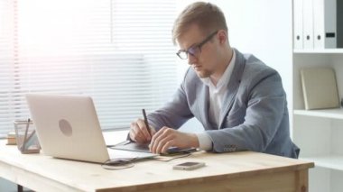Yaratıcı Office grafik tablet üzerinde çalışan tasarımcı