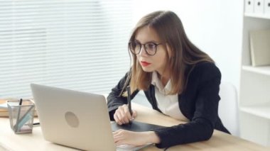 Grafik tablet ofiste çalışan kadın tasarımcı