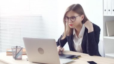 Grafik tablet ofiste çalışan kadın tasarımcı