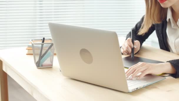 Mujer diseñadora trabajando en oficina con tableta gráfica — Vídeos de Stock