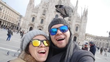 Mutlu turistler önünde Duomo Katedrali, Milan ile telefon kendi kendine portre alarak. Kış turizm kavramı